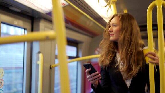 女商人在火车上使用智能手机