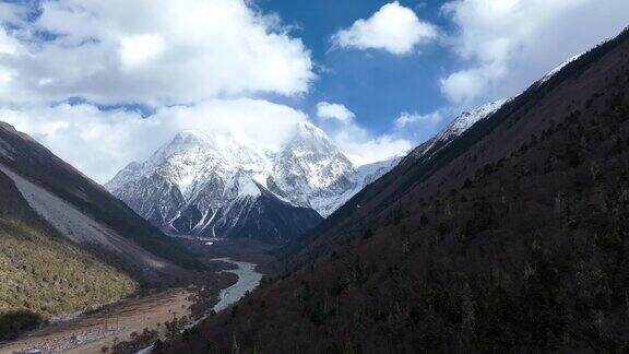 中国西藏冰川山景观的航拍画面