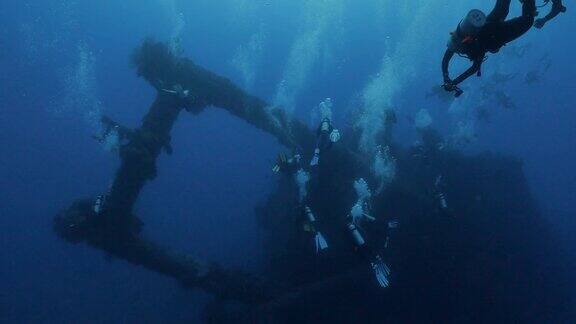 在台湾兰屿的深海沉船中潜水