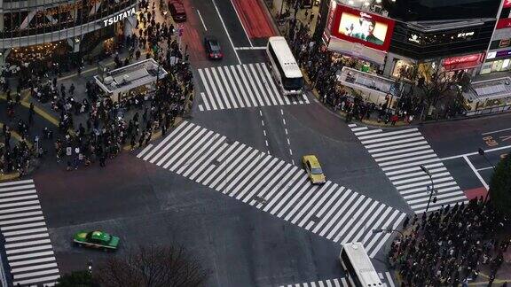 行人行走在日本东京秋叶原区