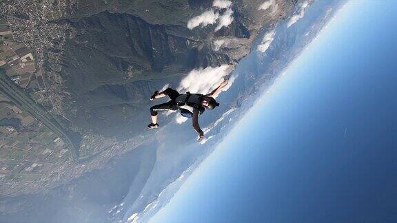 在阳光明媚的日子里在马焦雷湖上空跳伞俯瞰阿尔卑斯山