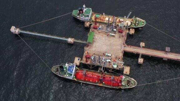 船载液化石油气鸟瞰图液化石油气(LPG)油轮在港口