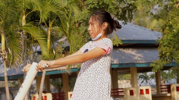 亚洲女孩做运动与户外设备在早上健康的生活方式