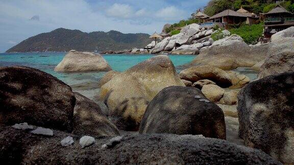 花岗岩石头和一个海湾清澈的蓝色海水在豪华的异国情调的海滩上泰国高涛热带岛屿