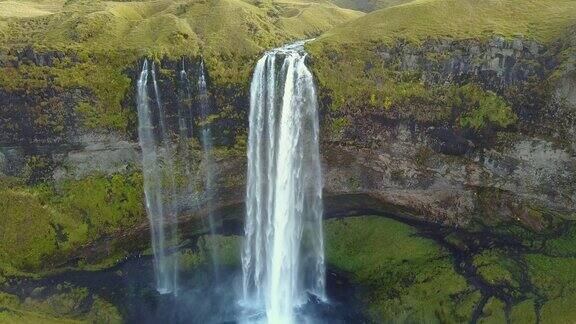 冰岛Seljalandsfoss瀑布的无人机视角