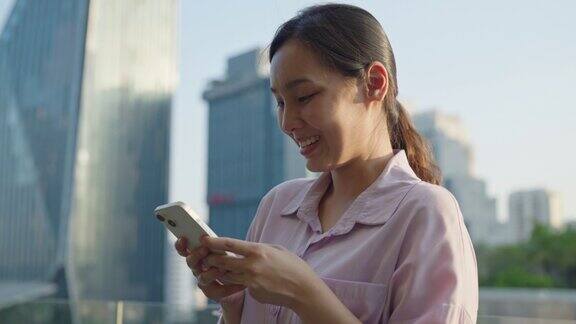 商业女性使用智能手机在城市