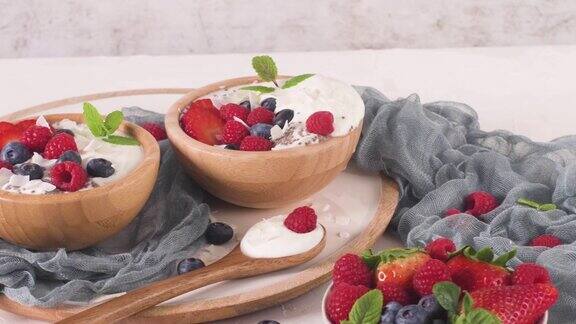 酸奶与奇亚籽和新鲜草莓树莓蓝莓