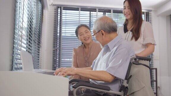 家庭家庭保健妻子和女儿看护者照顾老人退休父亲在家里坐在轮椅上一起弹钢琴