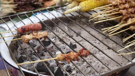 近手烤猪肉牛肉烧烤泰国街头食物曼谷泰国