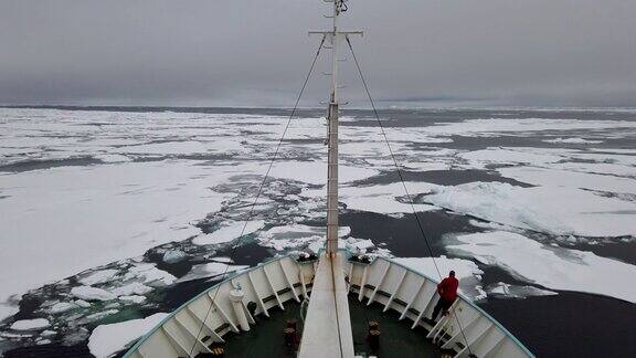 一艘船在俄罗斯北极的冰原上行驶