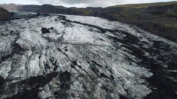 无人机拍摄的冰岛Myrdalsjokull冰川和岩石山丘上的景观