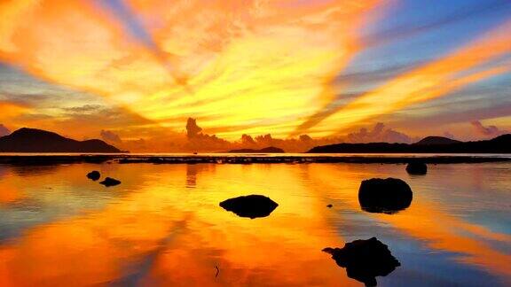 这是拉威海美丽日出的倒影