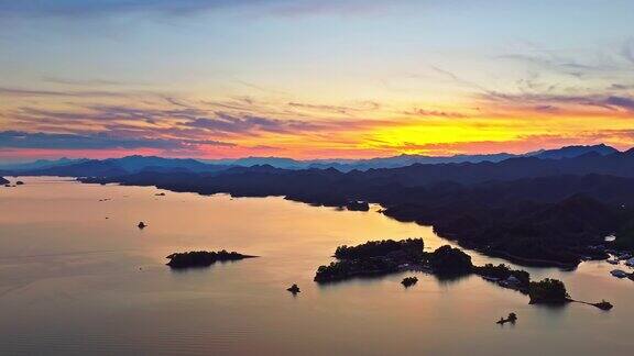 美丽的湖和山在日落的自然景观