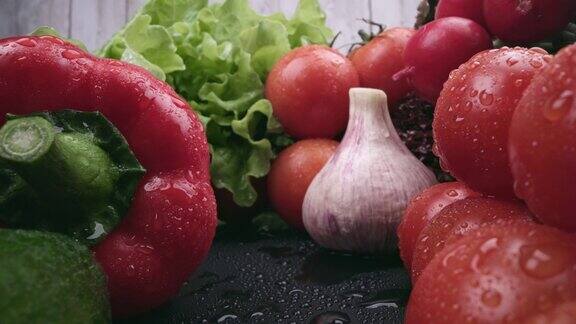 新鲜有机湿蔬菜宏观滑动镜头健康的夏季蔬菜收获番茄、黄瓜、辣椒、大蒜、萝卜、欧芹和生菜