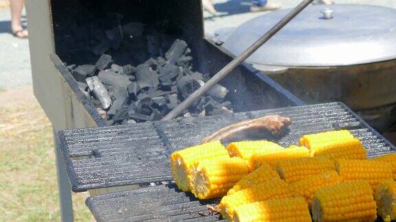 厨师用木炭烤架煎玉米