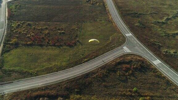 鸟瞰图上的一个人滑翔伞
