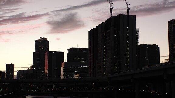 日本大阪:商业区办公大楼的日落延时拍摄