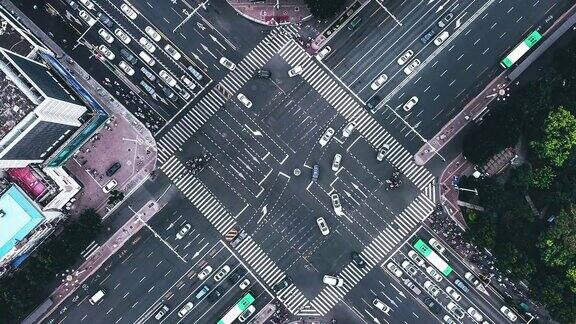 PAN无人机视角的城市街道十字路口在白天