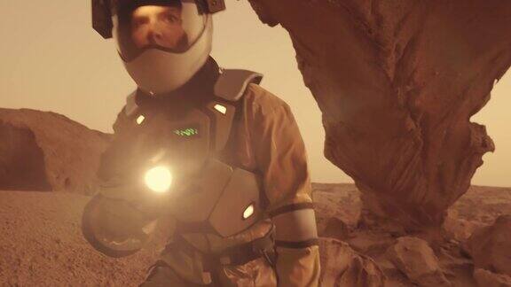 探索火星表面的女宇航员锈色的洞穴和岩石近距离看手电筒发出闪光