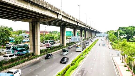 泰国曼谷高速公路下公路交通的时间流逝