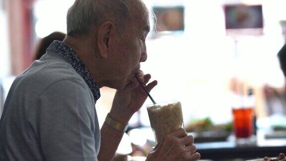 亚洲老年人喝冰沙吸管退休概念