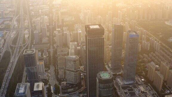 日落时城市全景的鸟瞰图
