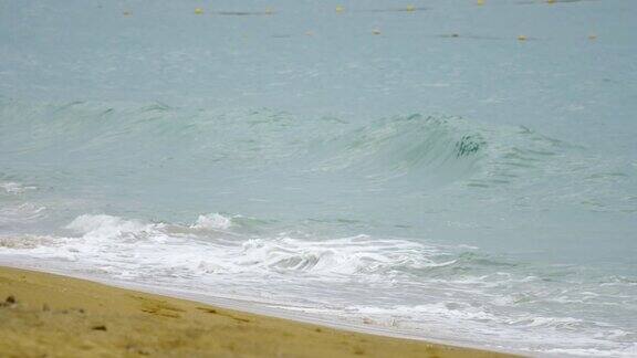 强大的波浪沿海岸拍打
