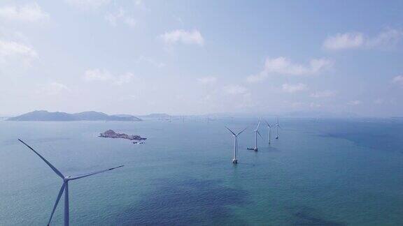 阳光明媚的海上风力发电厂鸟瞰图