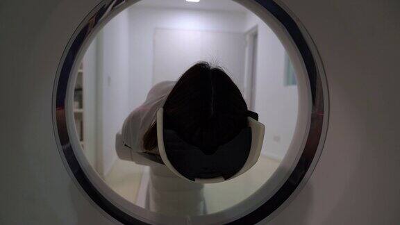 拉丁美洲女病人躺在CAT扫描仪上准备进行手术