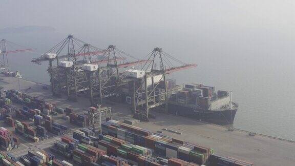 雾霾下的商业集装箱码头