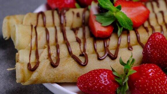 巧克力、草莓和黑莓旋转薄饼卷