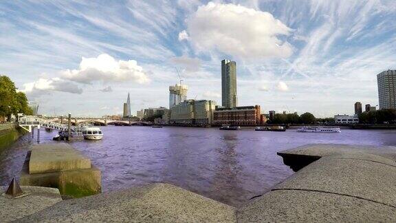 商业大厦和泰晤士河伦敦英国时间流逝