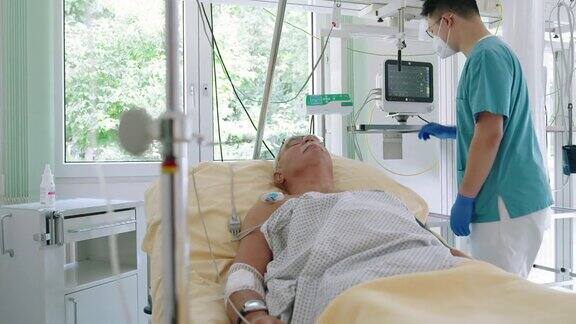 护士在监视器上检查病人的生命体征后离开