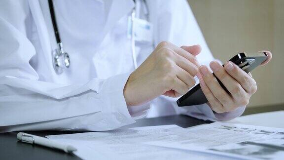 职业医生穿制服记日记内科治疗师与病人交谈通过电话在线提供建议和治疗并记录病人的病史