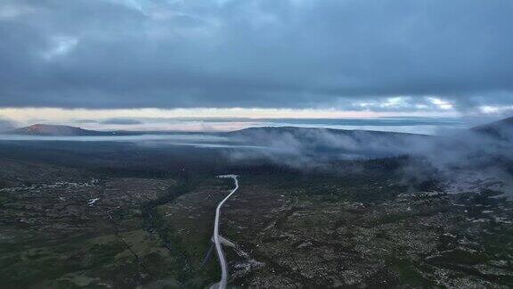 在黑暗忧郁的夜空中飞过绿色的苔原山谷和遥远的道路