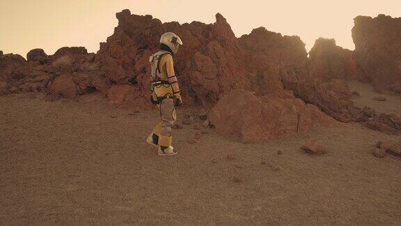 火星漫步女宇航员探索铁锈色的洞穴和岩石触碰石头墙