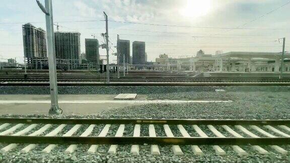 在火车上看着窗外离开城市的火车站站台
