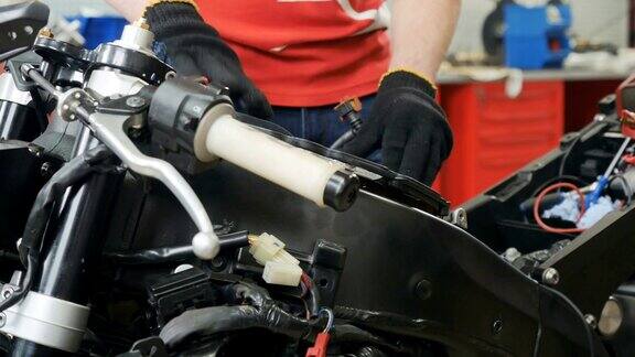 工程师调整摩托车上的空气过滤器