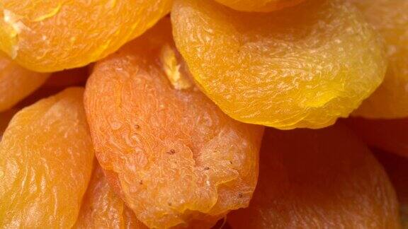干杏关闭了一堆金黄的干杏在黑色的背景上轮番有机食品甜食干果健康食品