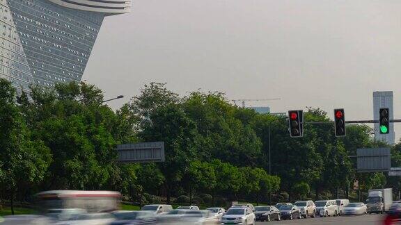 晴天成都市著名的全球建筑交通街道十字路口时间推移全景4k中国