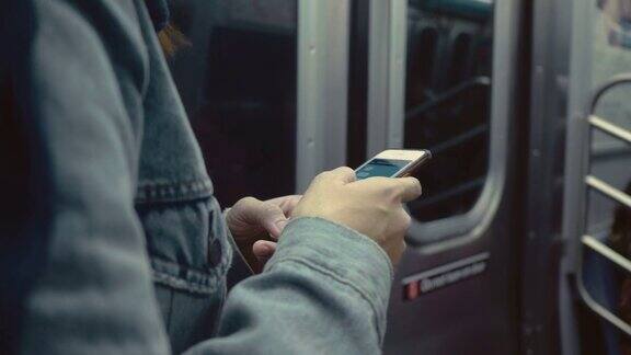 亚洲游客在地铁里发短信
