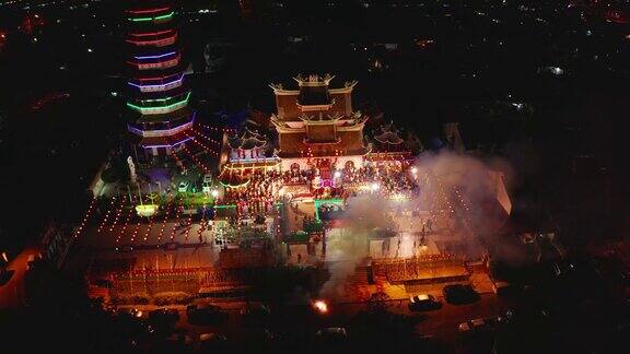 在马来西亚沙巴州哥打基纳巴卢市无人机拍摄了中国寺庙山顶南通宝塔上美丽的彩色灯光