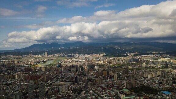 晴朗的一天蓝天台北城市风景山脉航空全景4k时间间隔台湾