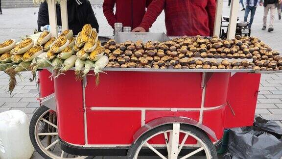 伊斯坦布尔一个市场摊位上出售的烤玉米