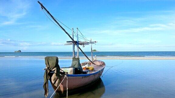 4k吊车拍摄渔船停在海边碧水蓝天热带风景