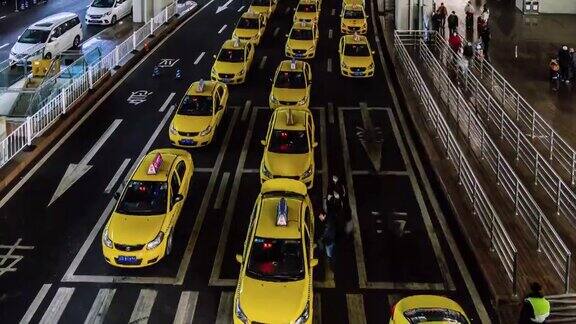 TU繁忙的黄色出租车排队在机场出口