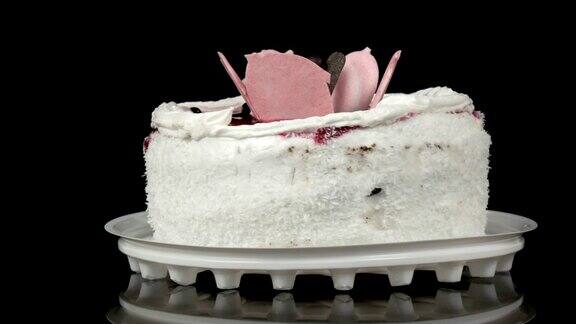漂亮的时尚的甜的新鲜的白色蛋糕上装饰樱桃果酱和奶油和椰子片