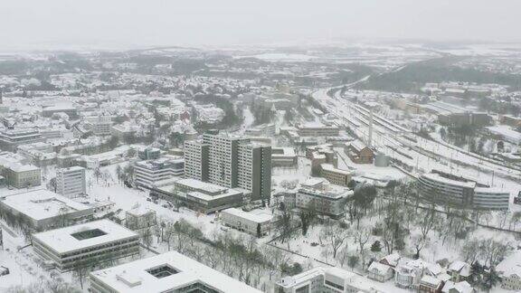 2021年冬天特里斯坦遭遇暴风雪后大学城的无人机飞行Göttingen