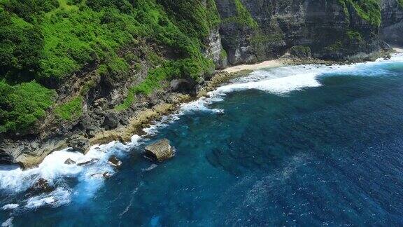 夏威夷的海洋景观有风景优美的岩石和蓝色的海浪鸟瞰图