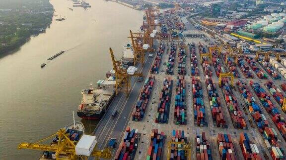 国际港口在进出口业务物流中使用起重机装载集装箱的超失效